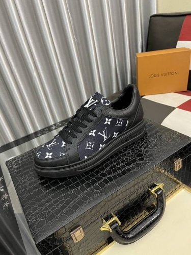 出厂价pp： Lv～ 男士休闲鞋 2025Z柜同步发售 码数:38-44# 4个颜色鞋面选用多材质拼接网布内里，舒适透气，鞋底：原版舒适耐磨大底，实物拍摄实物更