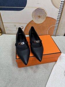 herms 爱马仕 顶级版本 原版1：1开发 新款乐福鞋 可以说这是H家最年轻的 H扣配流苏 专柜第一眼看见就入手，上脚无敌好看，特别秀气修饰脚型。上脚很舒服