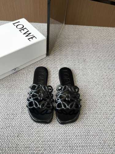 Loewe 罗意威 25Ss 春夏新品拖鞋 简约设计感觉更干净优雅 让你念念不忘 颜色也很耐看 上脚瞬间气质十足气场 简直帅气有型 鞋面采用牛皮印花 内里羊皮垫
