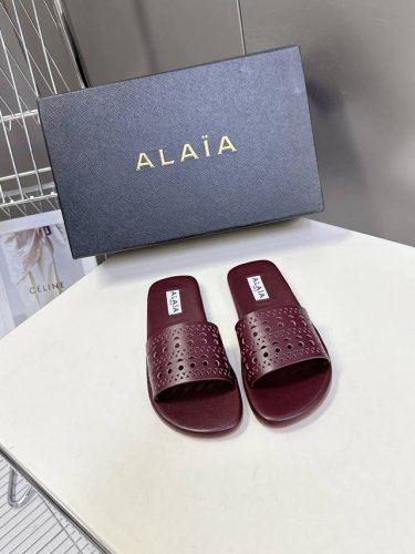 Alaia阿莱雅小众潮牌春夏新款冲孔雕花平底拖鞋 这品牌这不用多说 是近两年最火之一的品牌 几乎博主人手一双 春天的季节就要到了 推荐这款随性又不乏设计感的拖鞋