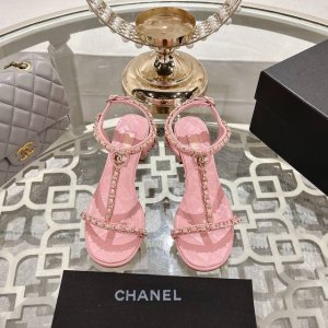 chanel 小香2025Ss春夏最新走秀时装 链条装饰 顶级品质 精确到1 1 轻奢而不累脚 上脚可随意搭配春夏的服饰 更加彰显质感和品味 简约中带奢华的外观