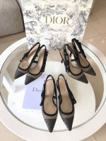 全新升级 火到排队的Dior字母鞋！Dior Jadore 新设计师的秀场首个系列。原本J'adore是我钟爱的意思 然后取了个谐音变成了 J'adior，钟爱
