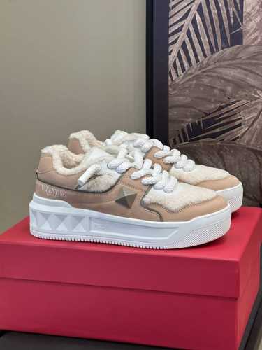 顶级品质 Valenti no fw24 new arrival～ v家24秋冬毛毛鞋新品 情侣款哦 今后的运动鞋加皮毛一体内里 好穿增高 保暖，真是绝绝子单品