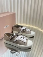 Miumi* 25Ss 复古风饼干鞋休闲帆布鞋双鞋带布鞋 颜值担当火爆双鞋带布鞋 不得不入的一款 简约高级 随意搭配上脚非常舒适 年度必入款 春夏最新走秀款布鞋
