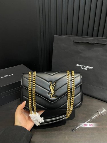 配折叠礼盒 Ysl Loulou手袋 圣罗兰25早春Loulou款式强势回归 羊皮信封式手袋饰以人字纹绗缝明缝线 搭配滑动式链带可肩背可斜挎 满足多场合搭配使用