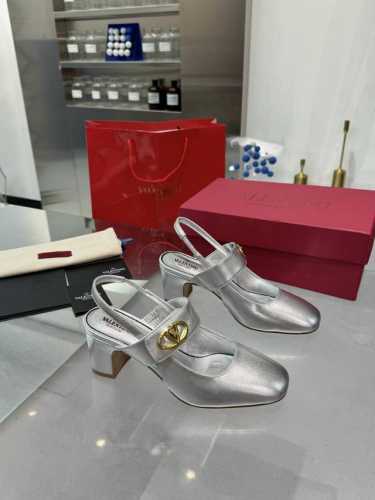 真皮大底 华伦天奴专柜新款女士后空12色新品 独特的 经典 V扣五金配件，衬托出满满的高级感，新一季不负期待！ 值得入手★进口牛皮 绝对的上档次原版做法 绝对感