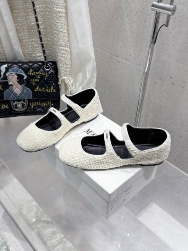 代购级350 Marchen 小众 玛丽珍女鞋 火爆小红书 专柜早早售罄 超可爱的一款 原版复刻 注重细节 欢迎对比 这个鞋采用了套包工艺做法 这个鞋是非常柔软