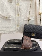 厂价 Chane*｜小香25C春夏新品度假 链条字母厚底拖鞋 这一季度假凉拖系列真的超美 搭配字母装饰 简约又百搭 上脚超级美的 怎么看怎么好看 Go 材质 鞋