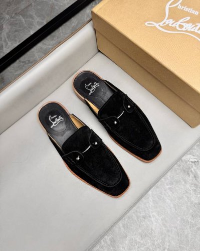 元Christian Louboutin Cl 高端真皮夏季男士拖鞋，进口反绒牛皮，牛皮内里，牛皮内里让鞋子穿在脚上时尚又舒适，原版真皮大底，码数：39-44