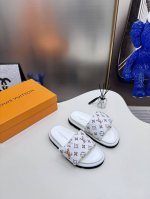橙子出厂价p louis Vuitton 路易威登 Lv新配色 休闲魔术贴拖鞋 平底凉拖 情侣款 专柜同步更新 鞋面采用独一无二的驴家独特面料 面料轻盈透气 超