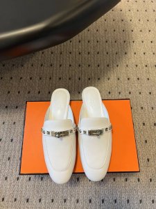 代购级 配飞机盒 爱马仕 Herme*莞产高定品质！全胎牛皮穆勒拖！铆钉款！ H家圆头造型的穆勒拖 还是第一款，上脚包裹感更强，走路更跟脚牛皮面，内里羊皮，鞋底