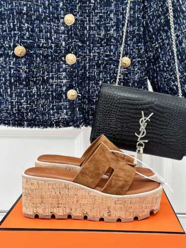 厂价 HermèS 爱马仕经典H厚底拖鞋 依旧是永恒经典的H造型 极约复古的设计 浓厚的异域风情 厚底在拉长腿方面真的Yyds 百搭舒适 上脚秒变大长腿！ 面料