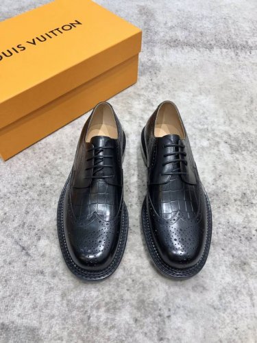 Louis Vuitton Lv 路易威登 小牛皮皮革牛津鞋 精致布洛克雕花相互辉映纹压 意大利古法手工描改擦色 易于搭配各式正装压阵系列 采用进口皮革 鞋面固
