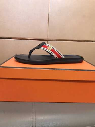 出厂价p 超人字拖鞋时尚范新款 Gucci 古奇 奢华品质，设计师在每一期都专业打造，奢华时尚的高端产品完美的楦型加上顶级的手工制作，超舒适橡胶大底。码数38～