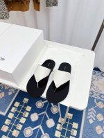 The Row 第一眼看到这个鞋子给人感觉很简单不起眼，其实上脚很好看，主要也好穿，整个鞋子非常柔软不磨脚。 延续了一贯极简风格，采用全皮套包制作工艺，超级废料