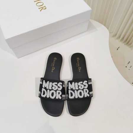 Dior棉质凉拖专柜最新Dway电绣经典款一字拖 平底 高跟 鞋面饰以MISS DIOR图案标志刺绣，以现代风格全新演绎1960年代时尚风格，设计时尚，可轻松打 - 点击图像关闭