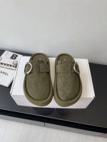 女款 男款 Alexander Mcqueen 25Ss春夏新款复古大头包头拖 勃肯拖 第一眼看到这个鞋子感觉不起眼，没有过多的装饰很简单 但带有点复古味呆萌可
