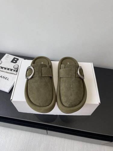 女款 男款 Alexander Mcqueen 25Ss春夏新款复古大头包头拖 勃肯拖 第一眼看到这个鞋子感觉不起眼，没有过多的装饰很简单 但带有点复古味呆萌可