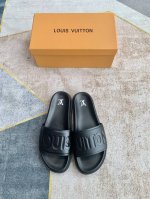 工厂 Lv25S新款平底男士拖鞋夏天必备款整双鞋子采购Zp开发打造，全部定制材料，独家开模大底，细节全部对版出货，连包装也做到跟一样。 码数39-45