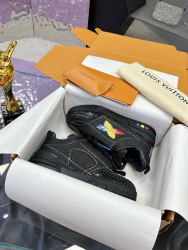 工厂p价p 飞机盒10 5 官方同步新颜色 路易威登走秀滑板鞋爆款 Louis Vuitton Trainer无疑是奢侈品牌推出的最成功的Sneaker之一 不