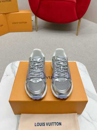 实价： 情侣款 Lv 路易威L家 驴牌 最新Olympia系列 情侣款 银角大王 休闲 运动鞋 跑鞋 本款 Lv Olympia 运动鞋融合网格面料与金属质感合 - 点击图像关闭