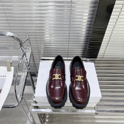 Celine 赛琳23Ss 春夏最新爆款 乐福鞋 这一季的赛琳真的是开了挂、太有特色了 今年必须要入手一双Celine乐福鞋 ，复古风经典款 超级百搭 简单大气