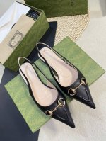 Gucci 24Ss春夏新款 G家尖头马衔扣V型系列 经典再现 简约设计高雅品质 鞋面以羊皮双G布材料匠心打造 鞋面缀饰亮眼的经典马衔扣 后带着釆用松紧带设计