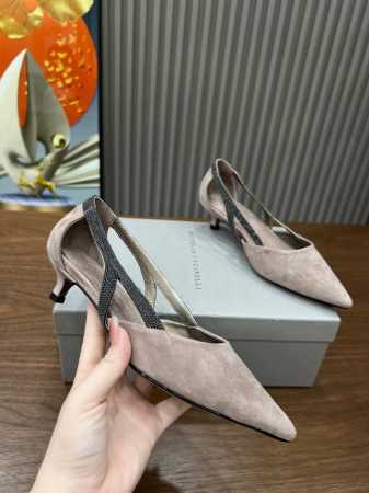 BrunelloCucinelli 。时尚高跟凉鞋上新款了。面料：进口羊绒。内里羊皮，纯铜珠链，上脚美观大方，百分百原版开发。原版包装，码数35 －42。35 - 点击图像关闭