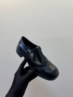 Miumiu 24ss 秋冬季新款，英伦风乐福鞋，玛丽珍小皮鞋，文艺范满满的，镂空更具有设计感，巨舒服滴 牛皮开边珠面料，羊皮内里垫脚，原版TPU鞋底，3cm鞋