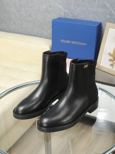 STUART WEITZMAN短靴实物拍摄细节图。优雅的风格演绎了经典sw切尔西靴。休闲的廓形设计搭配上奢华的SW缀饰 这一组合既迷人又随性。再加上弹力侧角板设