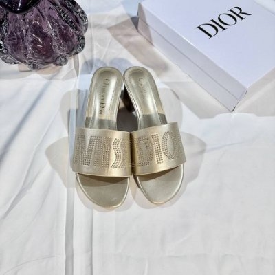 出厂： Dior 迪奥 2025新花色 太空珠粗跟拖鞋 一字拖 休闲凉拖 码数：35-42 颜色：金色