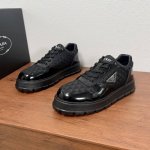 顶级版本Prada 普拉达 新款男士拼接运动鞋 这款运动鞋融合优雅而创新的设计，搭配Prada系列经典造型，采用尼龙织物与亮面皮革打造，鞋面全新涂珐琅三角形徽标