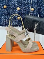 厂价 HermèS 爱马仕经典金属锁 扣防水台粗跟高跟凉鞋 极约复古的设计 浓厚的异域风情 时髦感十足、随便上脚都很有腔调 简简单单的款式随便搭配一下高级感就很