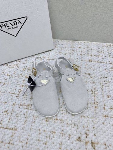 出厂 高版本 Prada普拉达 25 新款 包头 勃肯 凉鞋 专柜一上就断货的节奏 超级多的网红时尚博主种草 上脚真的太舒服了，细腻舒适又不单调！各大网红明星都