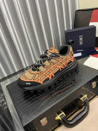出厂价 B31 Runner 运动鞋突显时髦轮廓，饰以曲纹藤格纹，以结构风格重新演绎经典图案，丰富了迪奥二零二三夏季男装系列。采用徒步鞋的先进工艺精心制作，将户 - 点击图像关闭