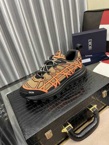 出厂价 B31 Runner 运动鞋突显时髦轮廓，饰以曲纹藤格纹，以结构风格重新演绎经典图案，丰富了迪奥二零二三夏季男装系列。采用徒步鞋的先进工艺精心制作，将户