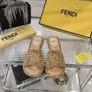 工厂p价 女装女鞋 运动原单 2025新款Fendi芬迪家的水台拖鞋全新上线，这波新品简直杀疯了每年必火的Ff拖，今年又玩出新花样，新加入的水台设计，直接美到失