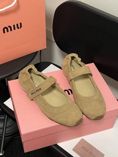橙子出厂价p miumiu 缪缪 春夏新款 一字带平底鞋 芭蕾舞鞋 平底单鞋 真皮版本 最新爆款玛丽珍魔术贴单鞋前卫大胆的设计 Miu Miu风格融于此款厚底帆