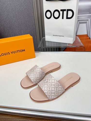 louis Vuiton2025春夏最新款 本款Liiy平底凉拖以标志性Monogram丹宁布构筑闲雅设计 为寛幅鞋面融入路易威登标识压纹皮革标签 与皮具系列异