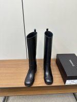 CHANEL 香奈儿*秋冬新款小香骑士靴 长靴 这款骑士靴真的是帅气时尚的代表，双C logo点缀 低调不失奢华！简约时尚个性又大气！自然流畅的美感，有种惊艳了