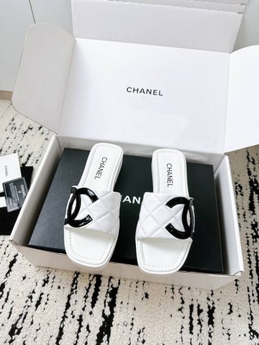 Chanel香奈儿25 A夏季新款康鹏鞋 熊猫配色拖鞋 专柜同款品质 每年必入的经典款来啦 拼色大双C Logo+牛皮菱格纹 高级感拉满 羊皮内里超柔软 橡胶鞋