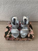 D&G古典与现代碰撞出的意式浪漫美学杜嘉班纳 Dolce & Gabbana 真丝系列 超高跟凉靴 线条 版型 看得到的高级感 非市场通货可比 dg杜嘉班纳秀场