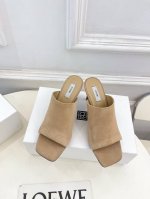 toteme 2025春夏新品 方头复古拖鞋 作为这两年最受欢迎的设计师牌 设计简单 细节巧妙 清新脱俗 不想满大街撞款的可以看看这个品牌 比较小众却又是那么好