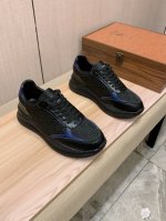 新款: 厂价 古奇Gucci* 最新爆款休闲鞋，顶端品牌奢侈～代购，顶级～质量。鞋面選用进口透气牛皮搭配布材质透气羊皮垫脚 精细做工。原版个性时尚柔软橡膠耐磨防