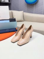 PRADA 普拉达 2025早春新款粗跟方头凉鞋单鞋简单的设计大概就是它最让人喜欢亮点，不是烂大街的那种 很有自己的品牌个性 单鞋出厂价 凉鞋250 _____