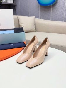 PRADA 普拉达 2025早春新款粗跟方头凉鞋单鞋简单的设计大概就是它最让人喜欢亮点，不是烂大街的那种 很有自己的品牌个性 单鞋出厂价 凉鞋250 _____