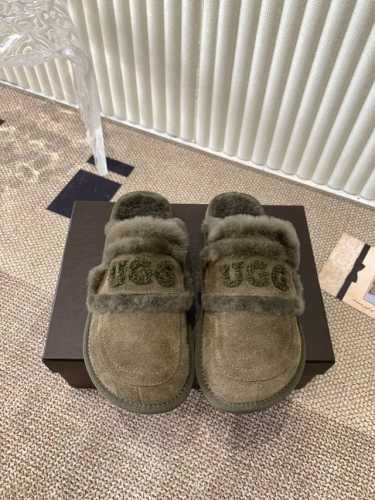 Ugg 刺绣logo圆头鞋 一眼就上头的款式 胖胖的方圆头鞋 加上羊毛边边logo 憨憨的可爱，秋冬穿搭必备单品光鞋身很轻巧，不论是居家还是出街都很可 码数：3