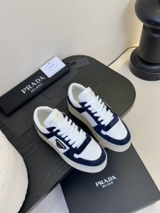prad普拉达春夏新品运动休闲德训鞋运动板鞋皮革运动鞋让整双鞋轻便舒适 鲜艳色彩 满足不同风格时髦人士的多种选择，每一个设计元素都踩在时髦点上！面料：进口牛皮内