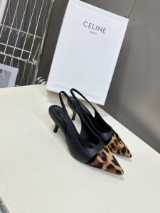 celine思琳春夏凯旋门时装高跟鞋 柔美的露脚设计， 上脚真的超级显瘦超级美 C家特定的精致凯旋门Logo 好看到爆 鞋面：原版小牛皮 内里 垫脚：采用顶级混