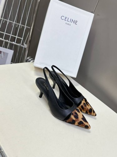 celine思琳春夏凯旋门时装高跟鞋 柔美的露脚设计， 上脚真的超级显瘦超级美 C家特定的精致凯旋门Logo 好看到爆 鞋面：原版小牛皮 内里 垫脚：采用顶级混